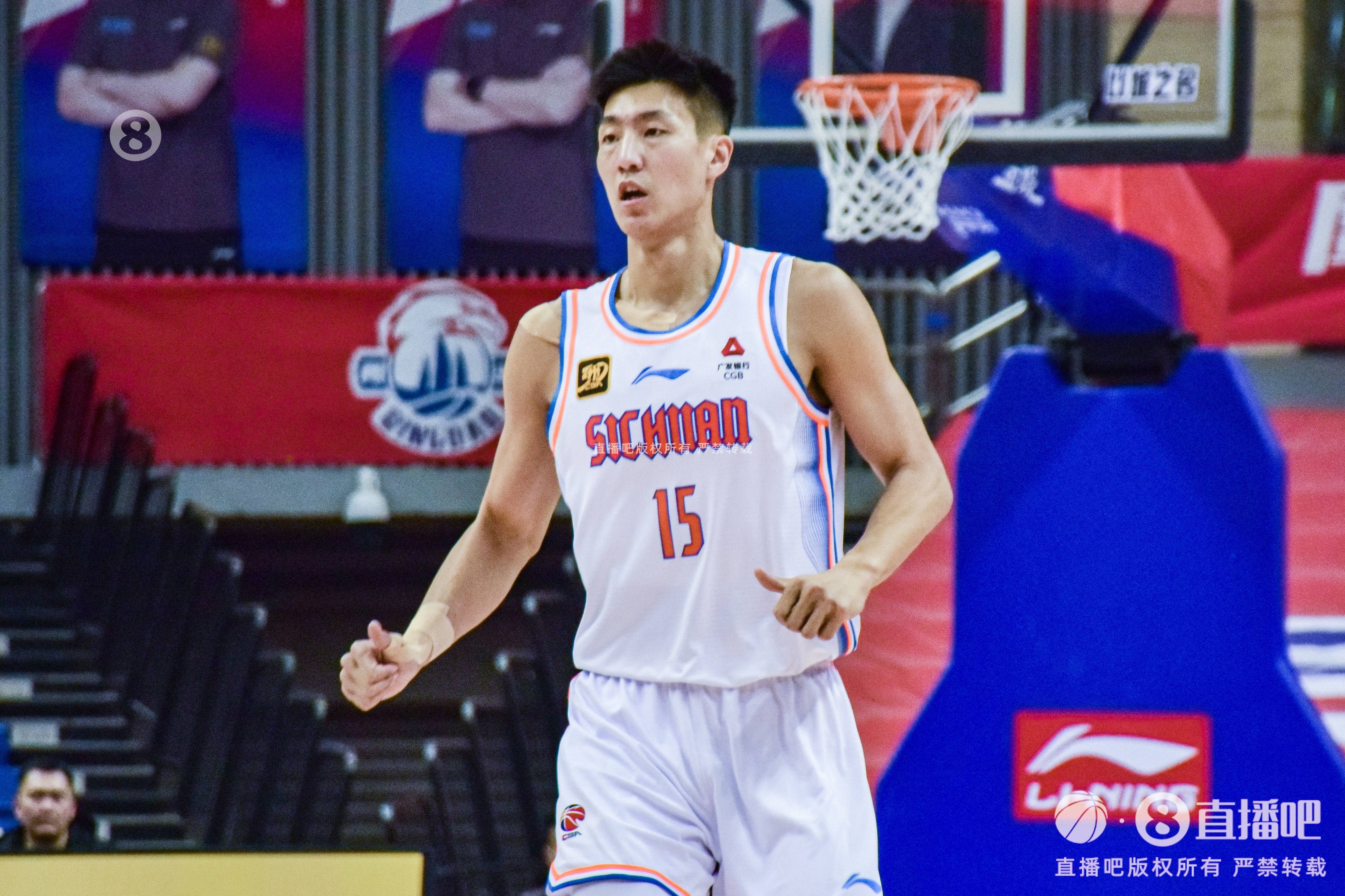 四川男籃官方:李瑋顥遭遇右手第五掌骨骨折 預(yù)計(jì)傷停12周